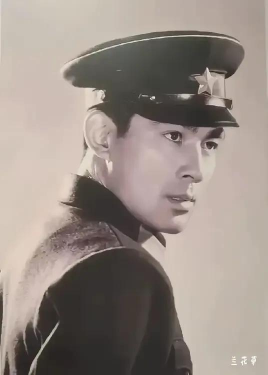 多么的英俊！硬朗的面部线条，冷峻的目光，一身戎装，典型的硬汉形象。
你可知这是谁