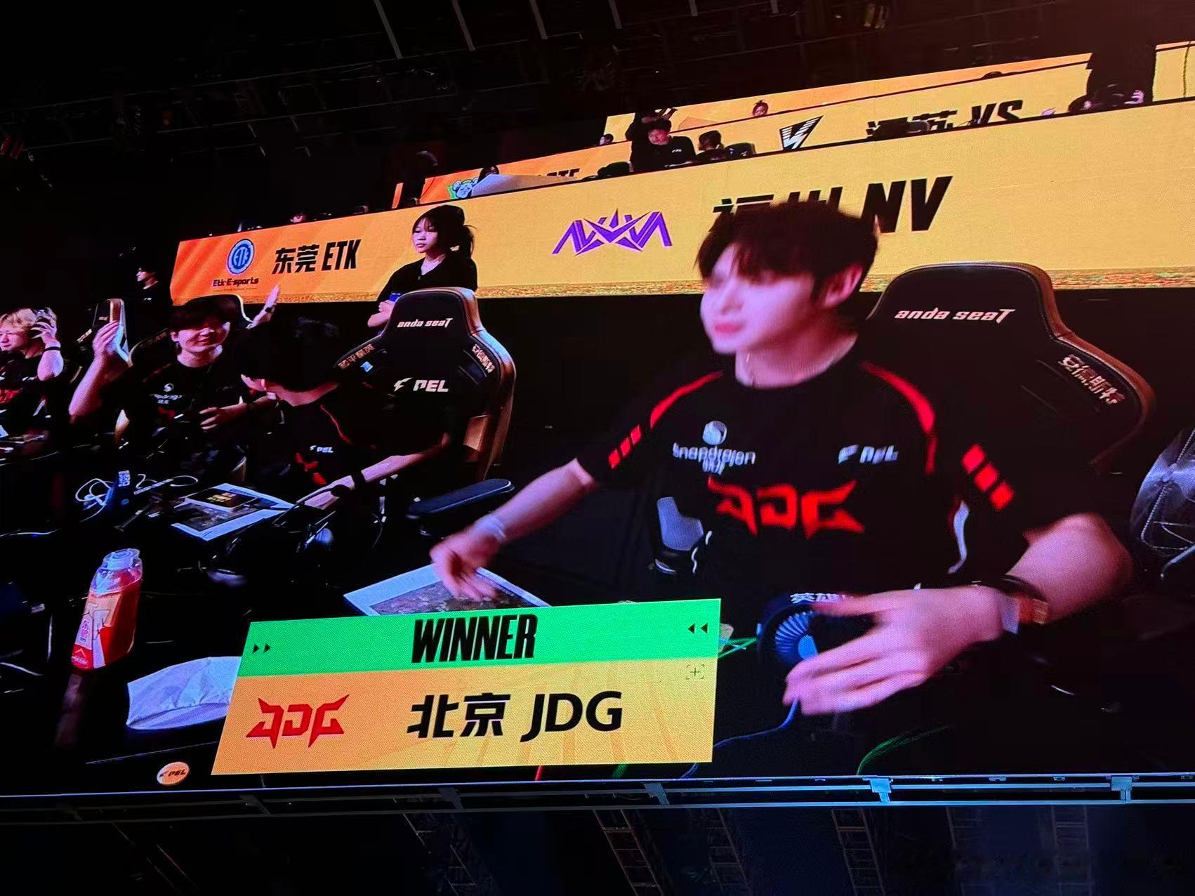 JDG双喜临门吃鸡伞兵达成PEL首个3000淘汰JDG战队单局17淘汰吃鸡，太强