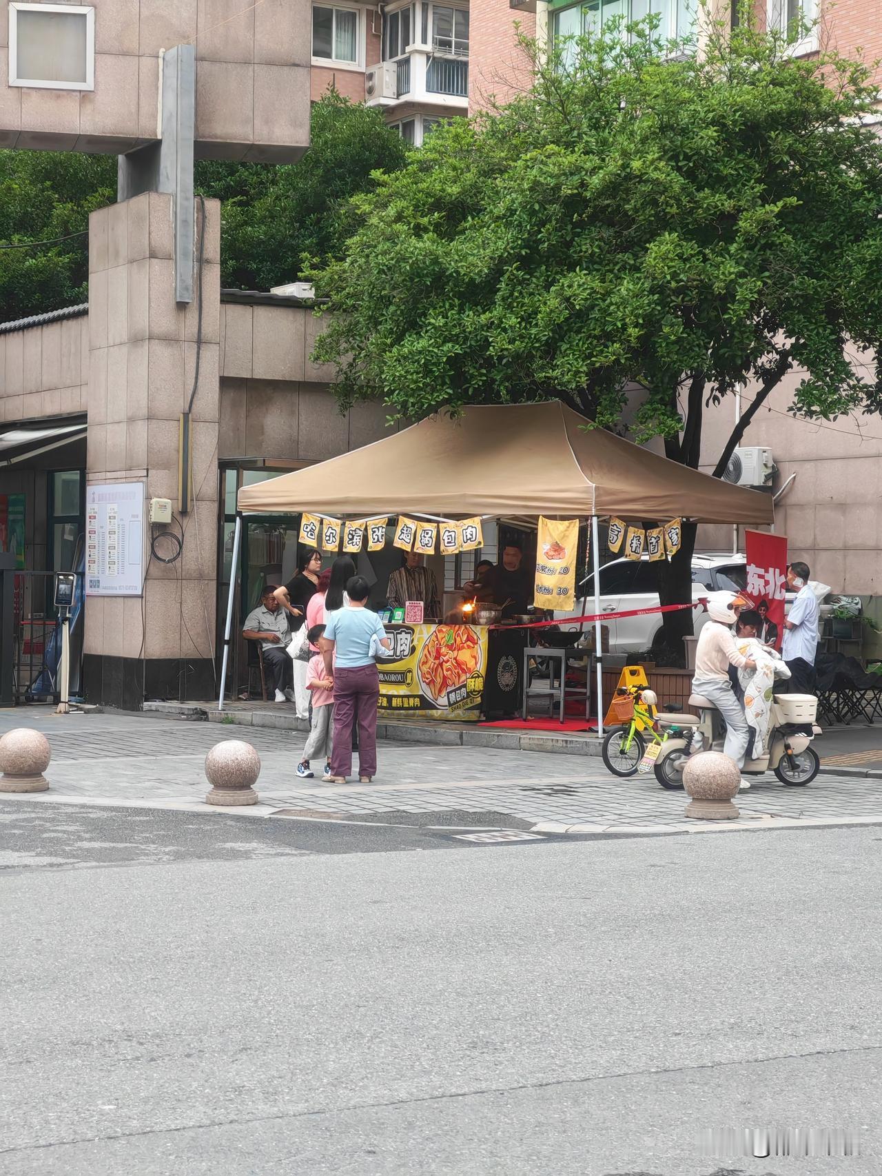 哈尔滨锅包肉，沈阳拌鸡架……这些流动小吃摊出现在各小区门口、路边，地道的东北口音