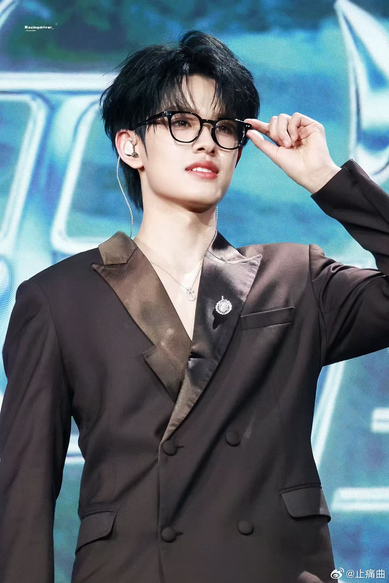 Angelababy张极站姐互发张极站姐发了Angelababy 张极的颜值真的