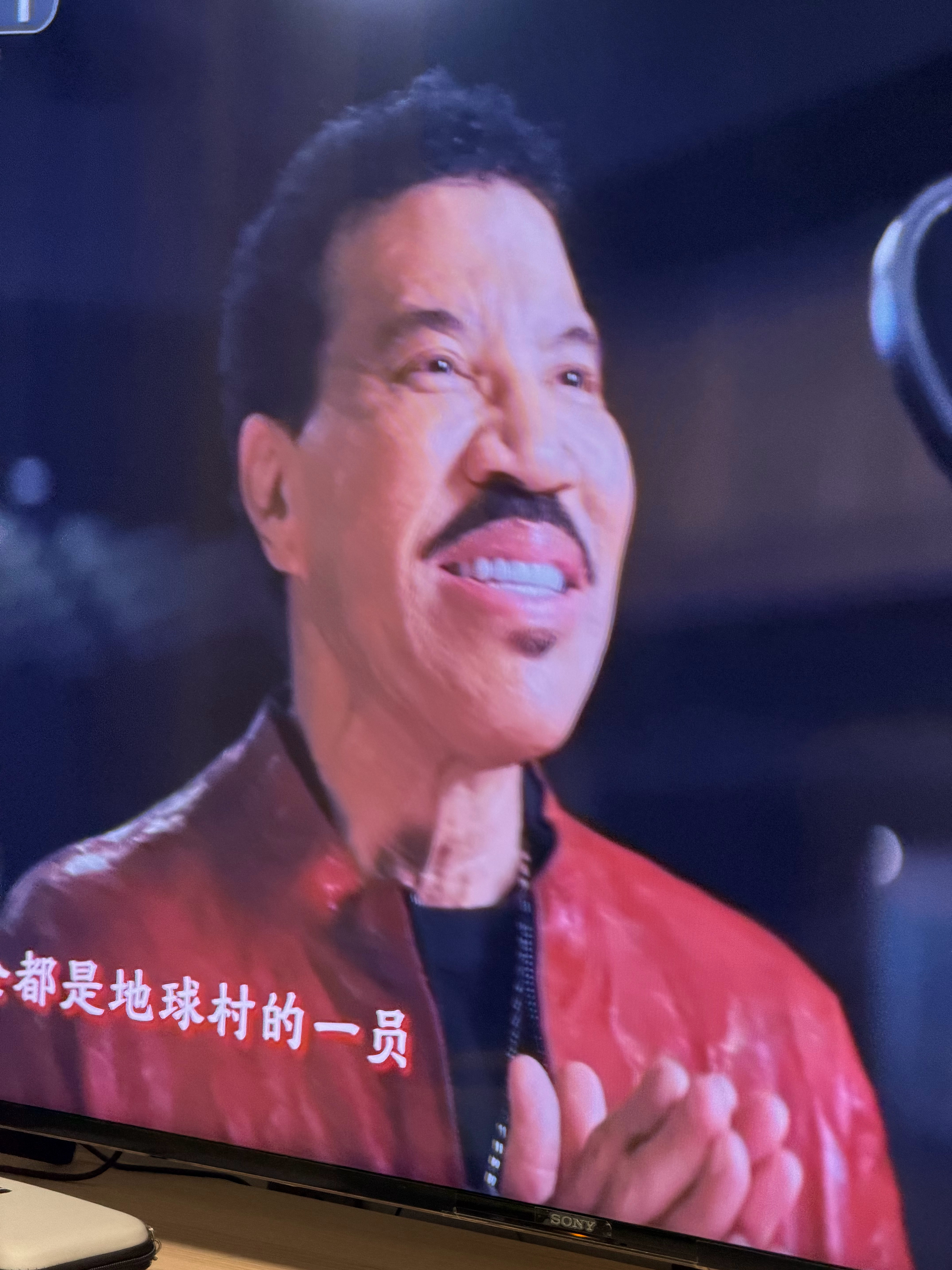 哇～ 这个没想到We are the world,we are the chil