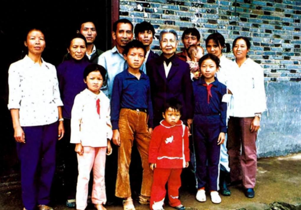 江西一孤儿成年靠乞讨为生，在他23岁时，突然从中央来了一批人：“我带你找妈去，你