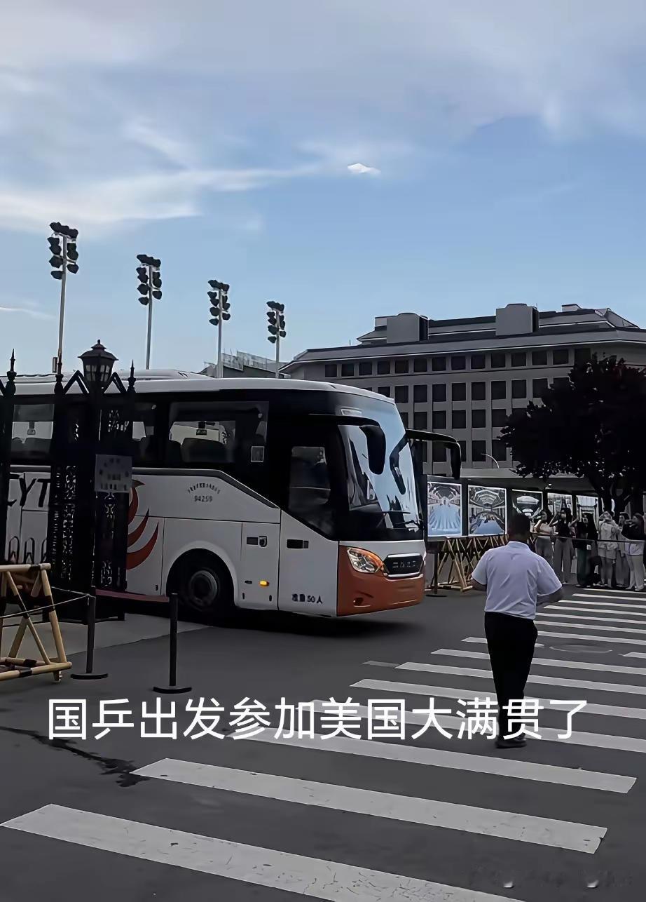 国乒大部队乘坐大巴去机场了！
刷了一天，终于刷到国乒大部队乘坐大巴从体总出发去机