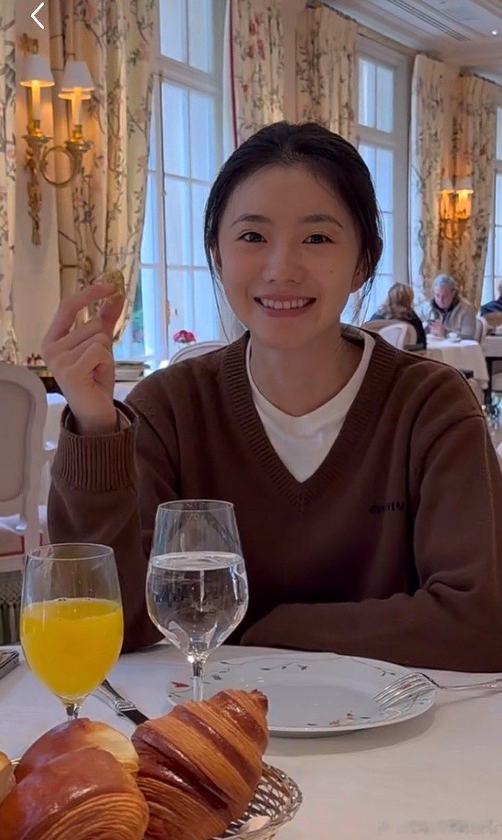 赵今麦刘浩存李庚希素颜状态赵今麦刘浩存李庚希一块吃早餐 素颜好美 ​​​
