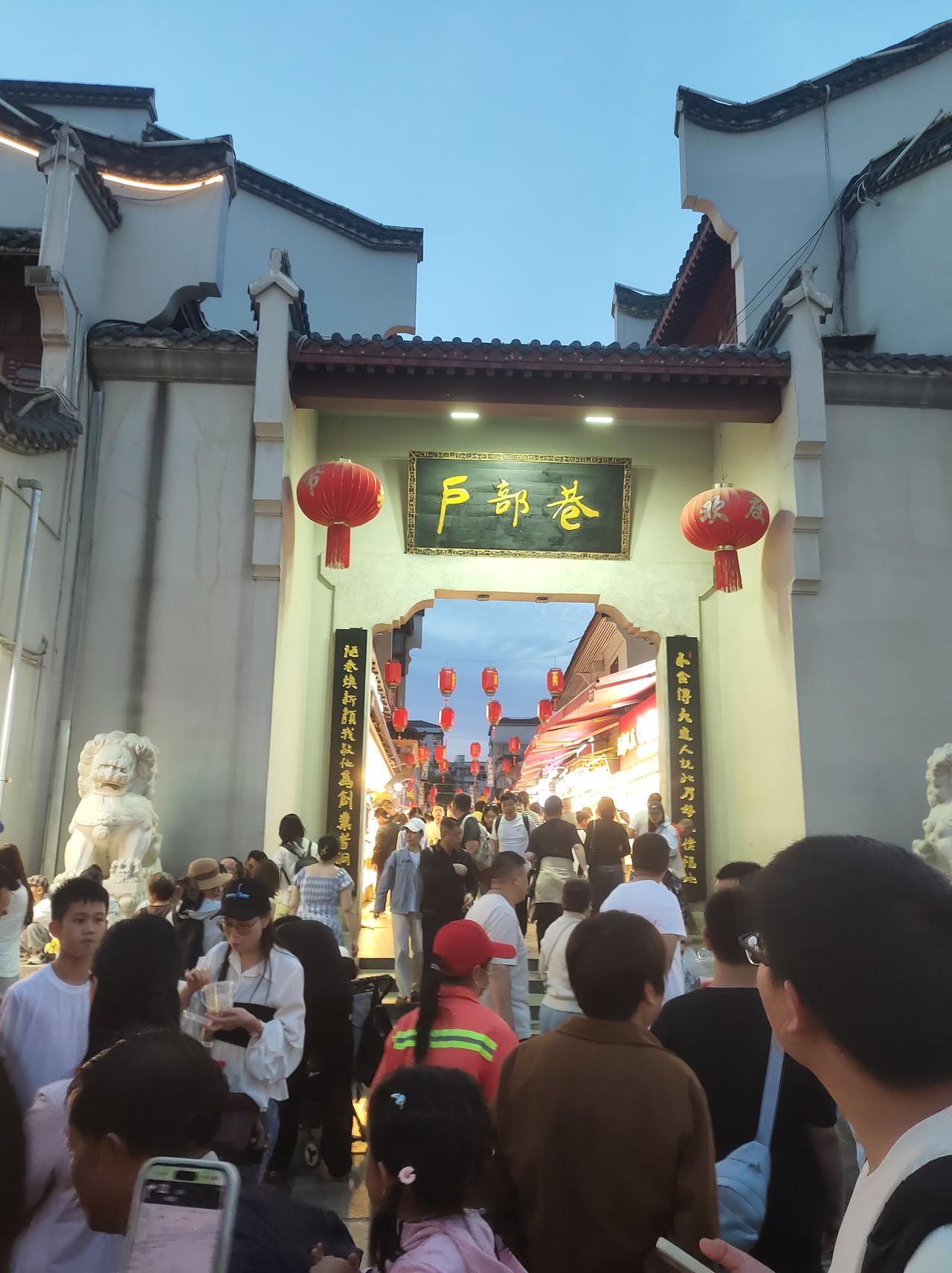 老人是不是早点退下来，可以给年轻人更多的机会
朋友的妈妈十年前提前退休，退休金可