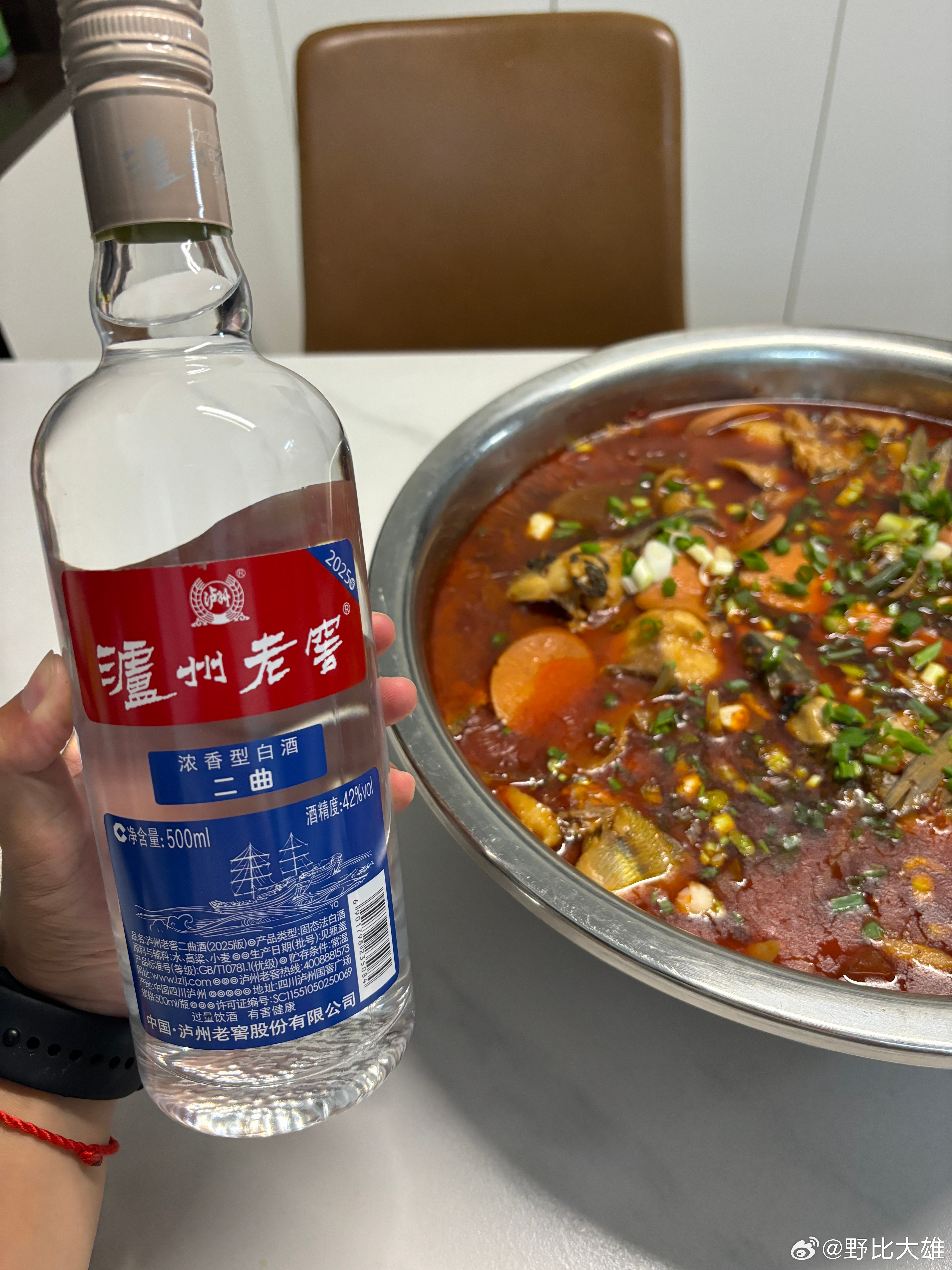 徐志胜喜提新代言上周跟发小约夜宵，点了辣炒田螺和烤串，特意带了瓶泸州老窖二曲。本