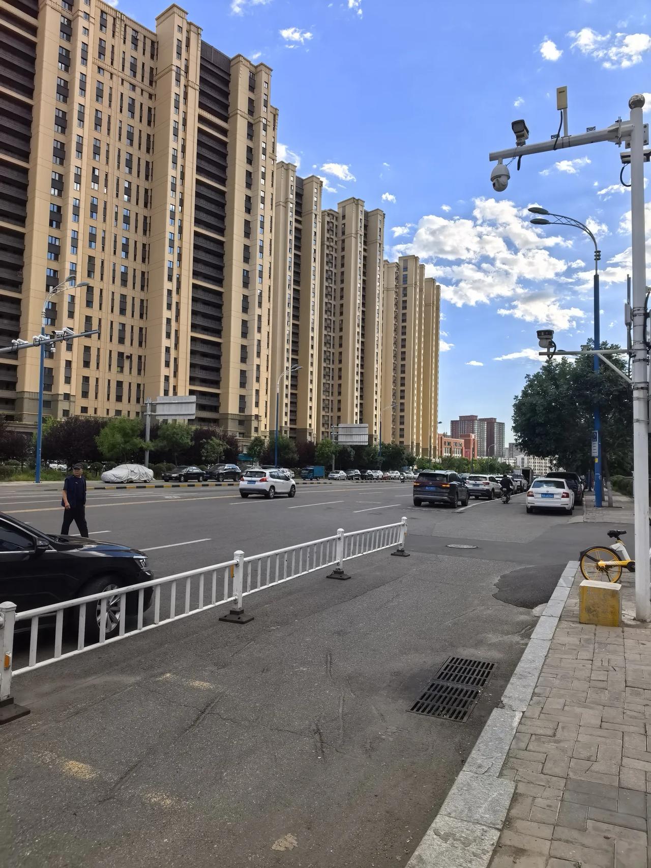 昨天上午，在呼和浩特市赛罕区南二环附近的一个小区里，两名房地产中介领着一家人看了