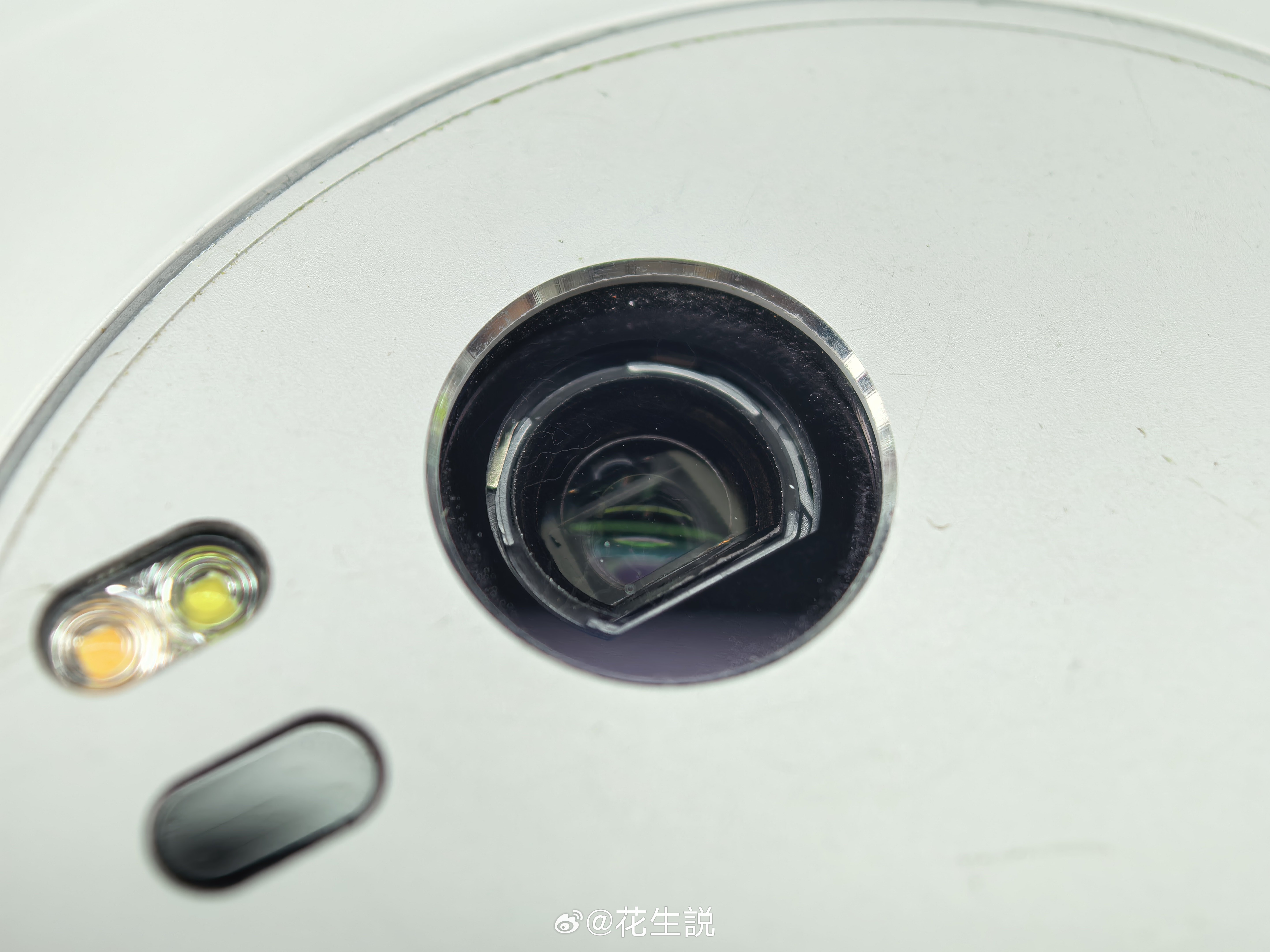 收了一台非常冷门的手机：华硕ZenFone Zoom。它是2015年发布的，在当