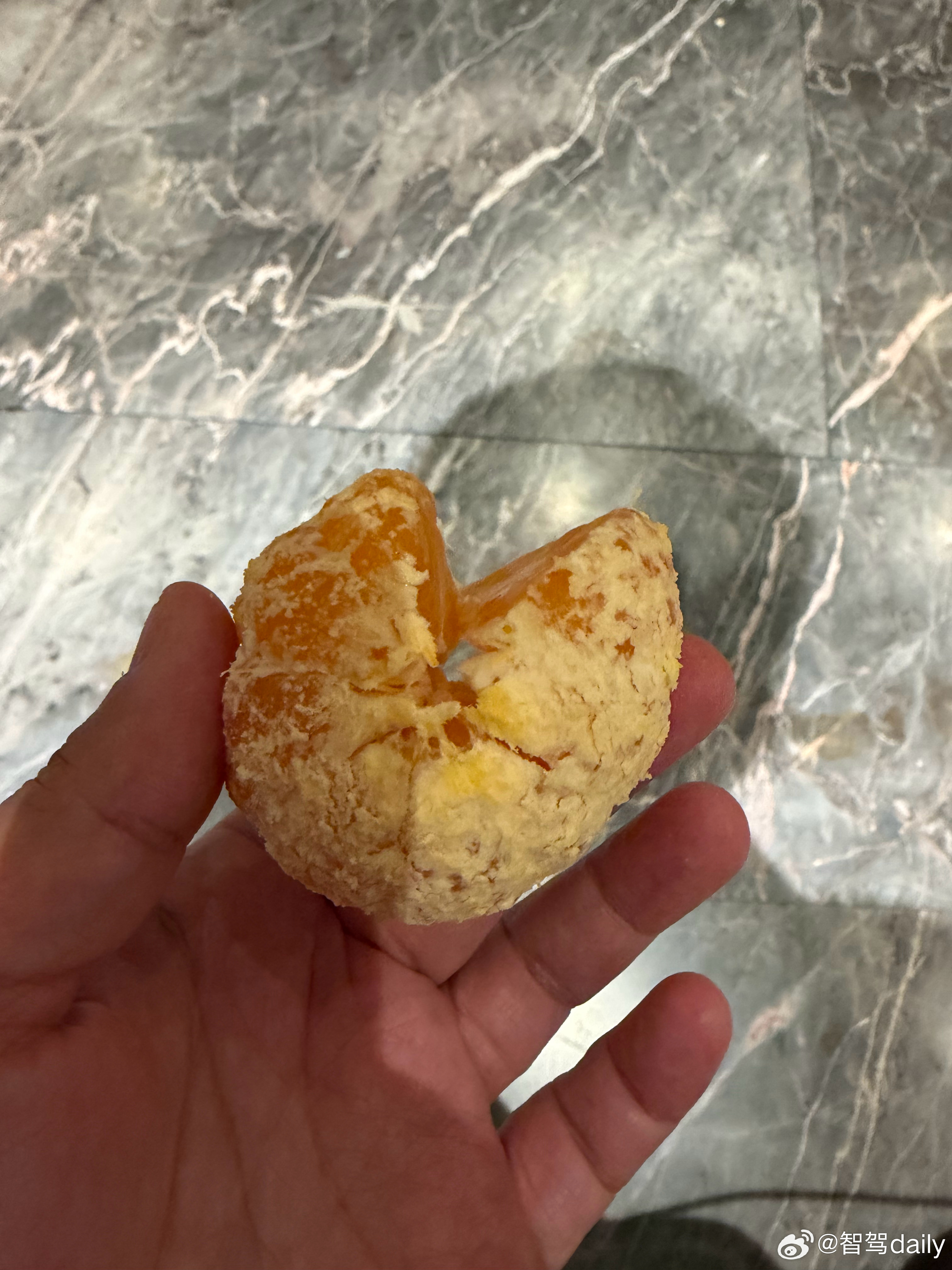这桔子可太酸了，如果按酸儿辣女来说，绝对属于吃了必生男孩那种酸！ ​​​