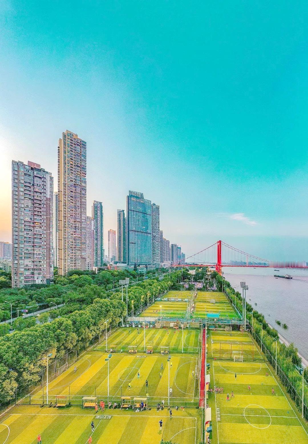 鹦鹉洲的千年吟唱
说起武汉，人们总爱提起黄鹤楼。好像这座楼就是武汉的魂魄，登上它