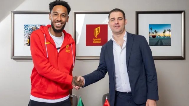 我很高兴来到这里，也很兴奋。我非常迫不及待地想见到工作人员、球队、球员，还有这个