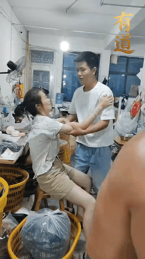 工厂里的“留守婚姻”真相：为何夫妻宁愿两地分居，也不愿一起打工？