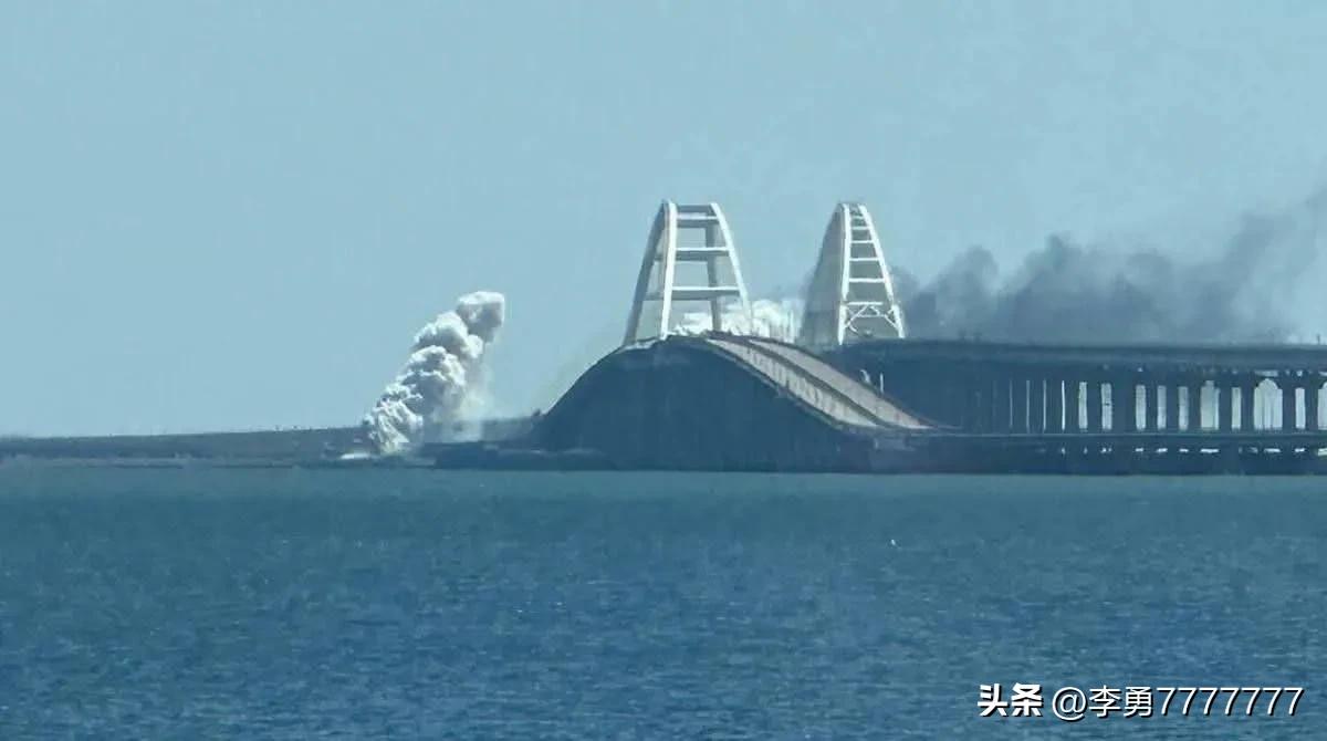 🔥 根据俄罗斯媒体报道，目前正在进行对克里米亚大桥的大规模无人机袭击。

据报