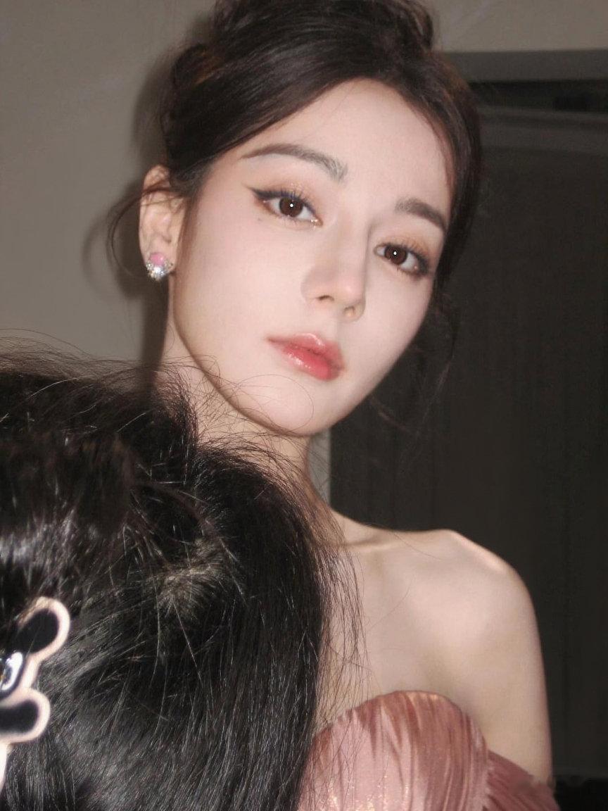 迪丽热巴[超话]迪丽热巴益起来 dlrb每日一善世界上最美丽的风景，就是有一颗善