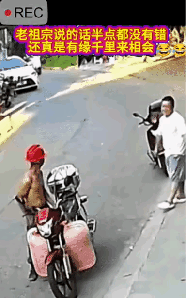 这是个飞来的吻，谁也没做准备，也叫做前世之缘，今生之遇。应该好好珍惜。