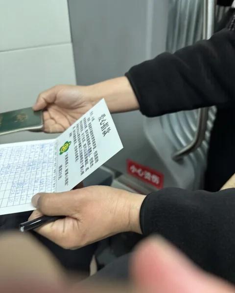 聋哑人在地铁上乞讨
这个人穿着非常干净得体 看手也没有干过重活，专门挑着女学生进