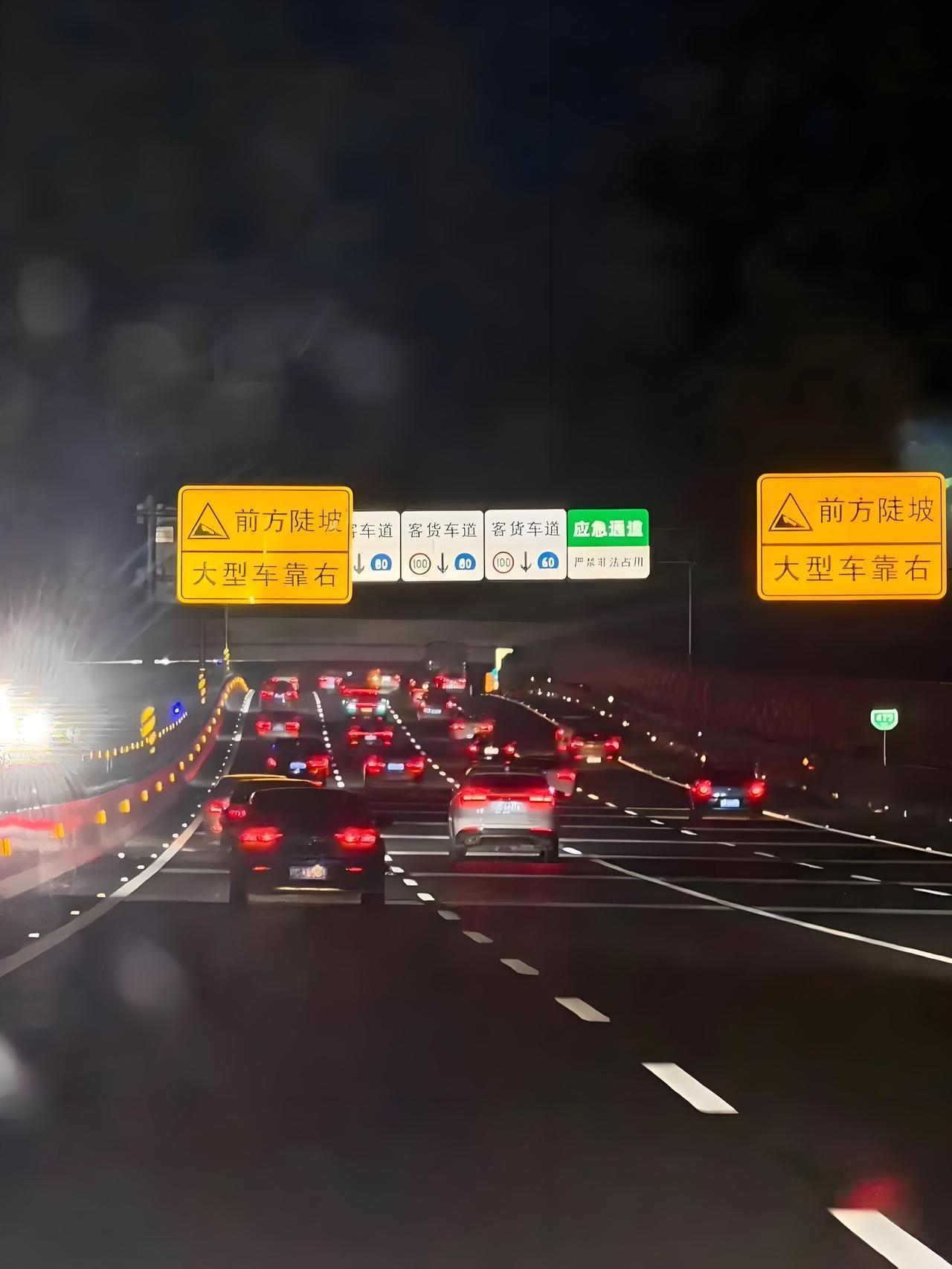 2月22日春节返程高峰，全国多条高速迎来拥堵。有车主从湖南前往杭州，10小时车程