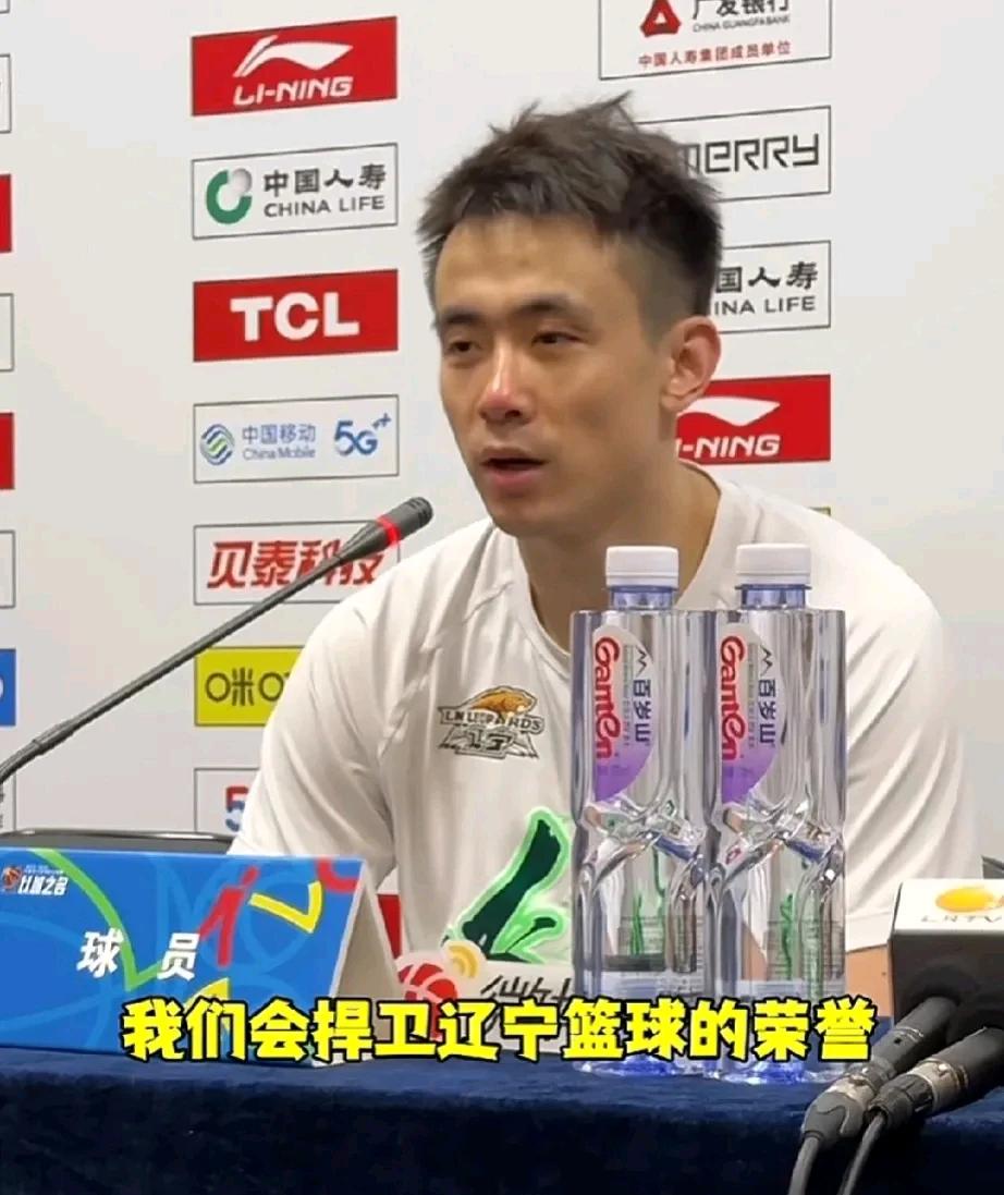 赵继伟现在还不认输还不服气，赵假摔第一，咋天把小李手往自己胳膊里夹造成小李犯规，