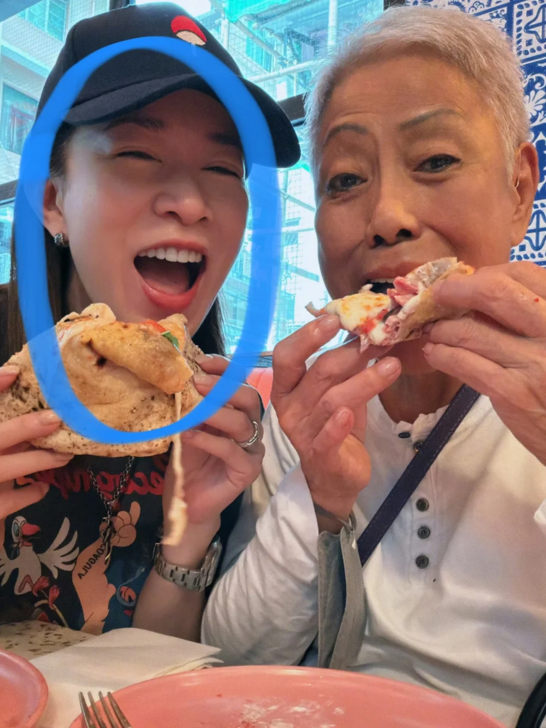 51岁佘诗曼不婚不育，陪伴妈妈身边
