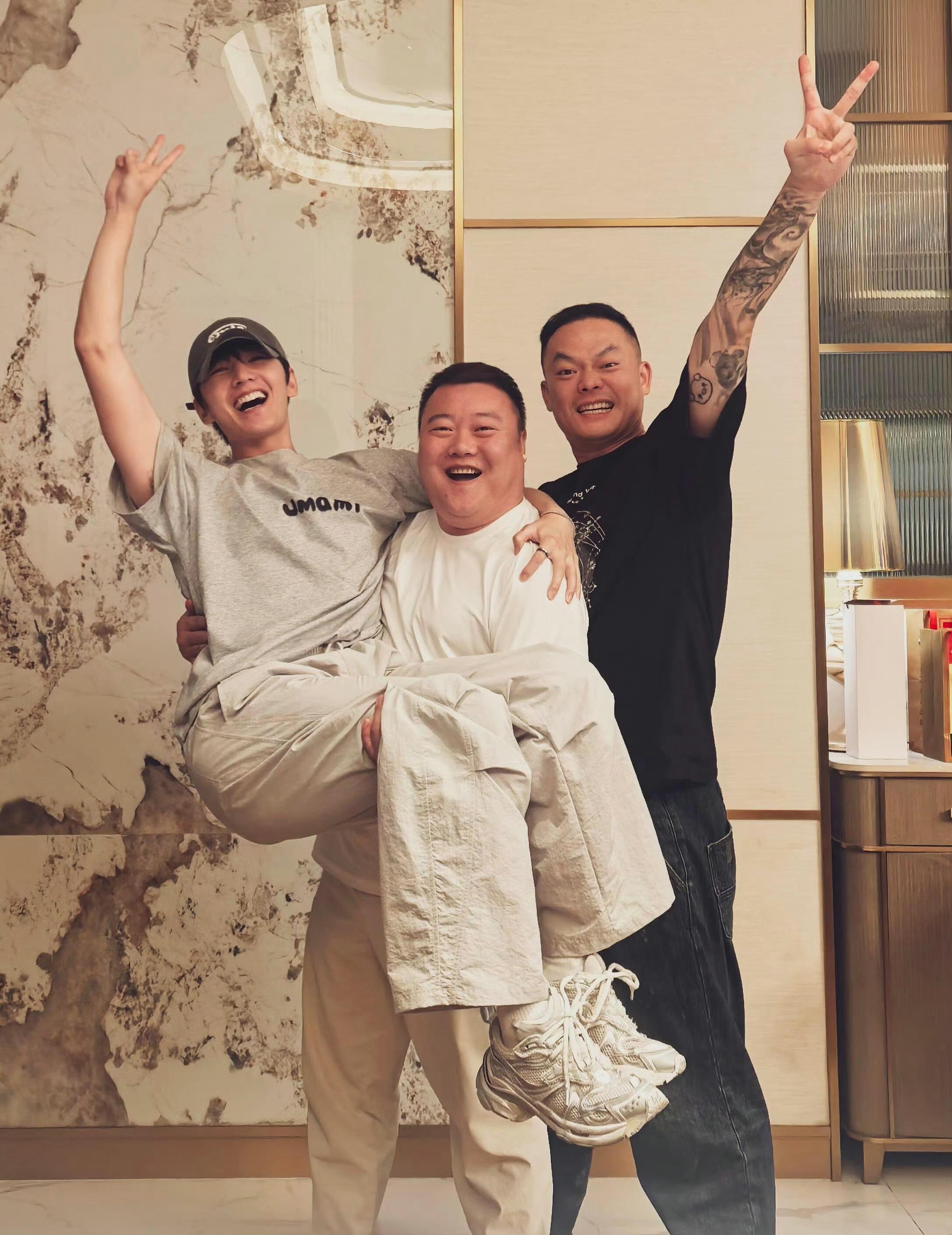 我就不一样了，我想要展大哥这样抱我[害羞][害羞][害羞] ​​​