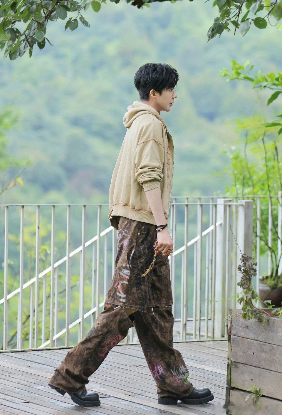 “脸是名画，性格是童话，人生是电影，存在即神话”。这句话是的真实写照。刘宇宁地球