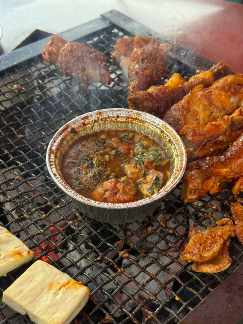 好吃是真好吃，烟熏火燎也是真的，人间烟火气 昆明·福乐猪脚烧烤
