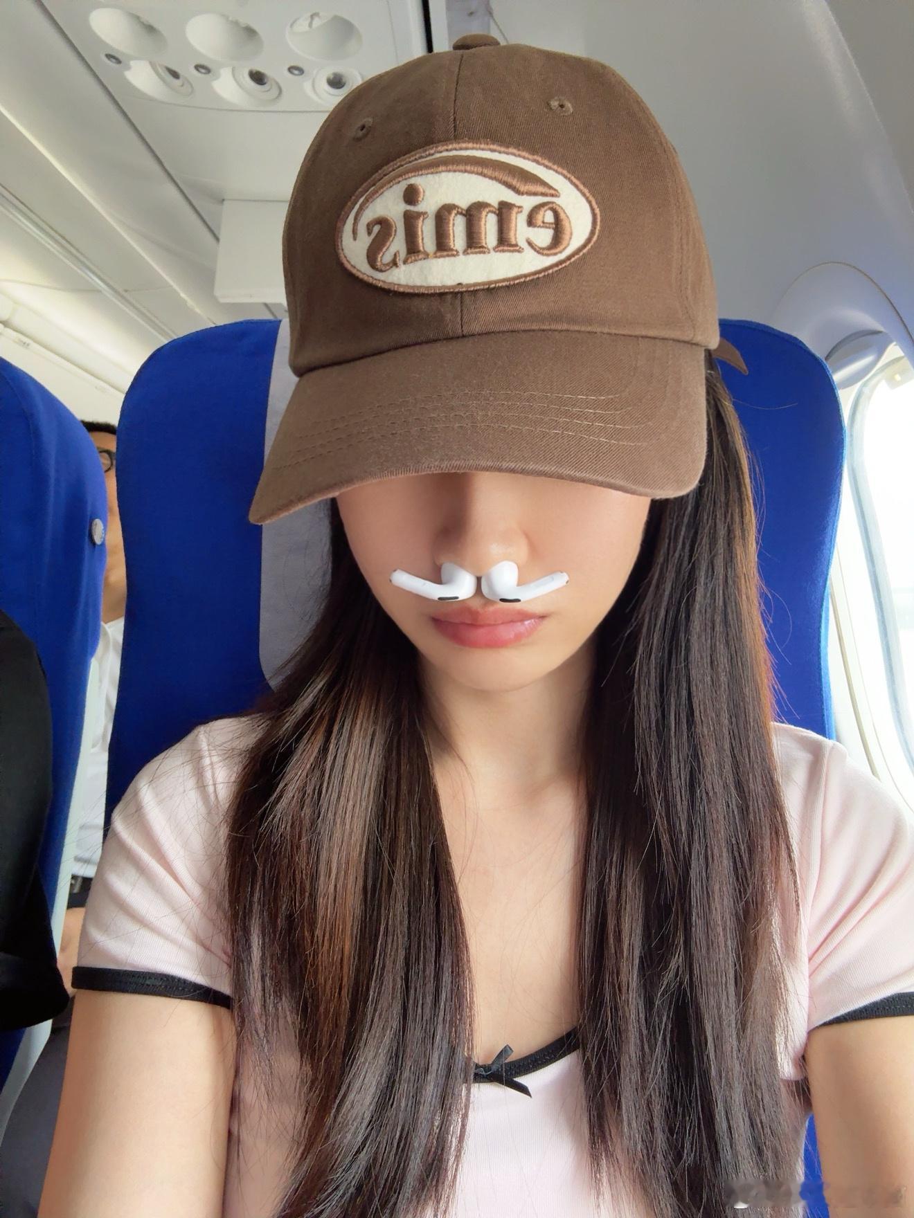 在飞机上遇到有很重体味的人怎么办？戴上你的airpods就行了。温馨提示：带上后