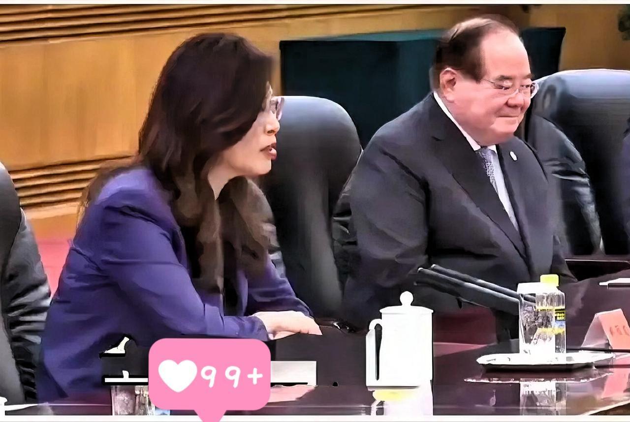 郑主席在北京发言
身旁一位男士全程端正端坐，
能坐这个位置的！
 
能坐在这个重