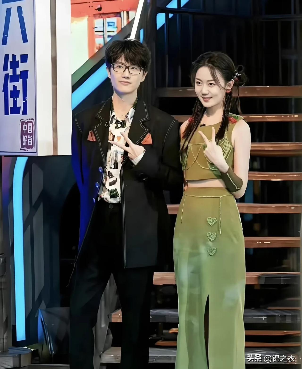 许嵩显年轻是真的，因为他的长相和身材貌似几十年如一日，不见沧桑也不见变化。

看
