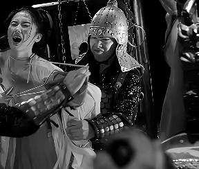 311年，西风落叶，洛阳城破，皇后羊献容被扔到了刘曜的床上。

这个凶神恶煞的男