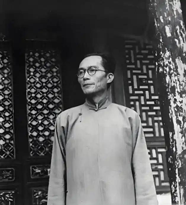 1949年， 梅贻琦 不顾学生们的苦苦挽留，毅然南渡，临走前，他说道:“我若留在