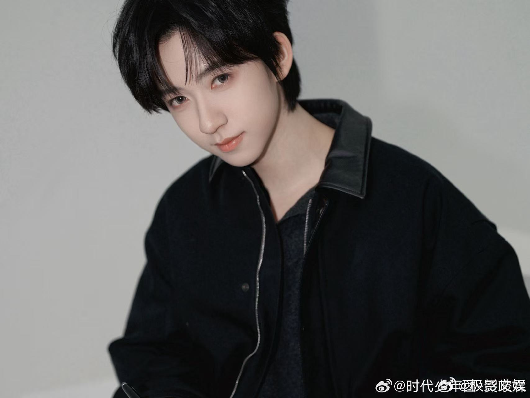 贺峻霖说今天我盯片贺峻霖更新六宫格贺峻霖说今天我盯片，更新六宫格，帅的 