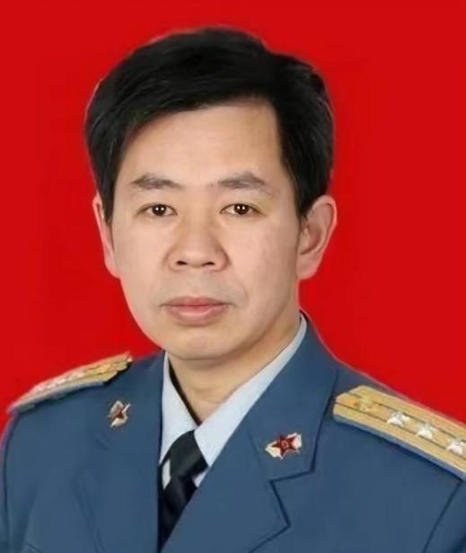 细思极恐。戴旭大校批评现在的演习：都是一群长枪短炮对着拍，实际上是危险的。他指出