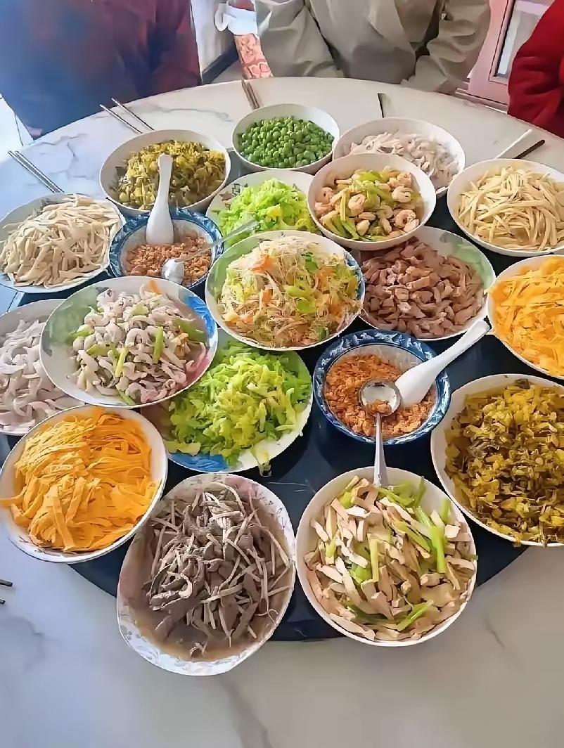 因为信佛，
年夜饭，
一口肉都不会动。