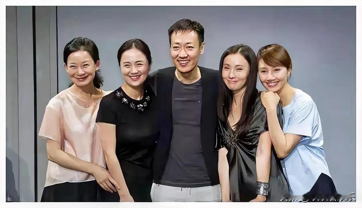左边的是演员师悦玲icon，左二是辛柏青icon的妻子朱媛媛吗？气质温婉大方，笑