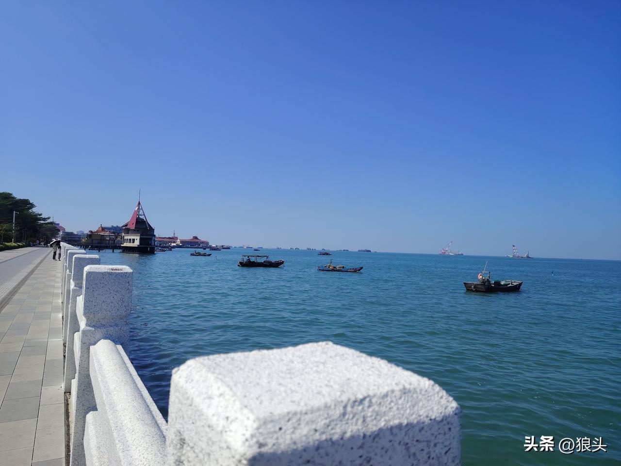 今天刷到一段话，甚是喜欢，特记下与诸君分享:

这世间
唯有两样东西不可触摸
一