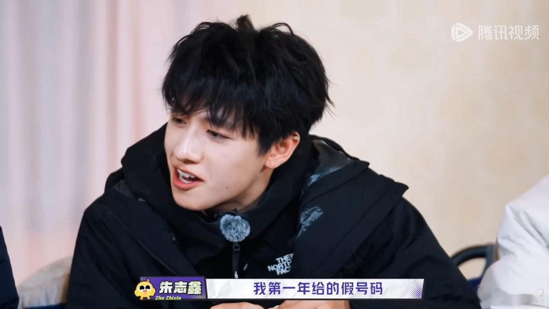 朱志鑫第一年给星探留的假号码朱志鑫说时代峰峻星探会摸骨谁懂这个故事！留假号码都没