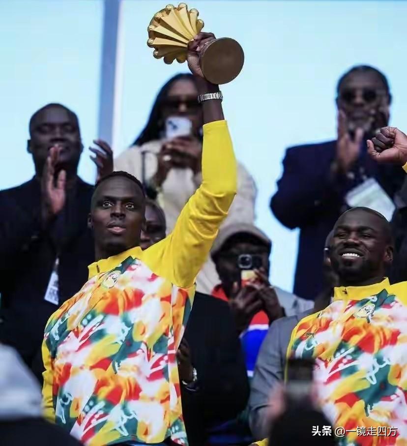 昨晚在巴黎进行的国际足球友谊赛，塞内加尔2-0击败秘鲁，获胜后，球员们捧着半个月