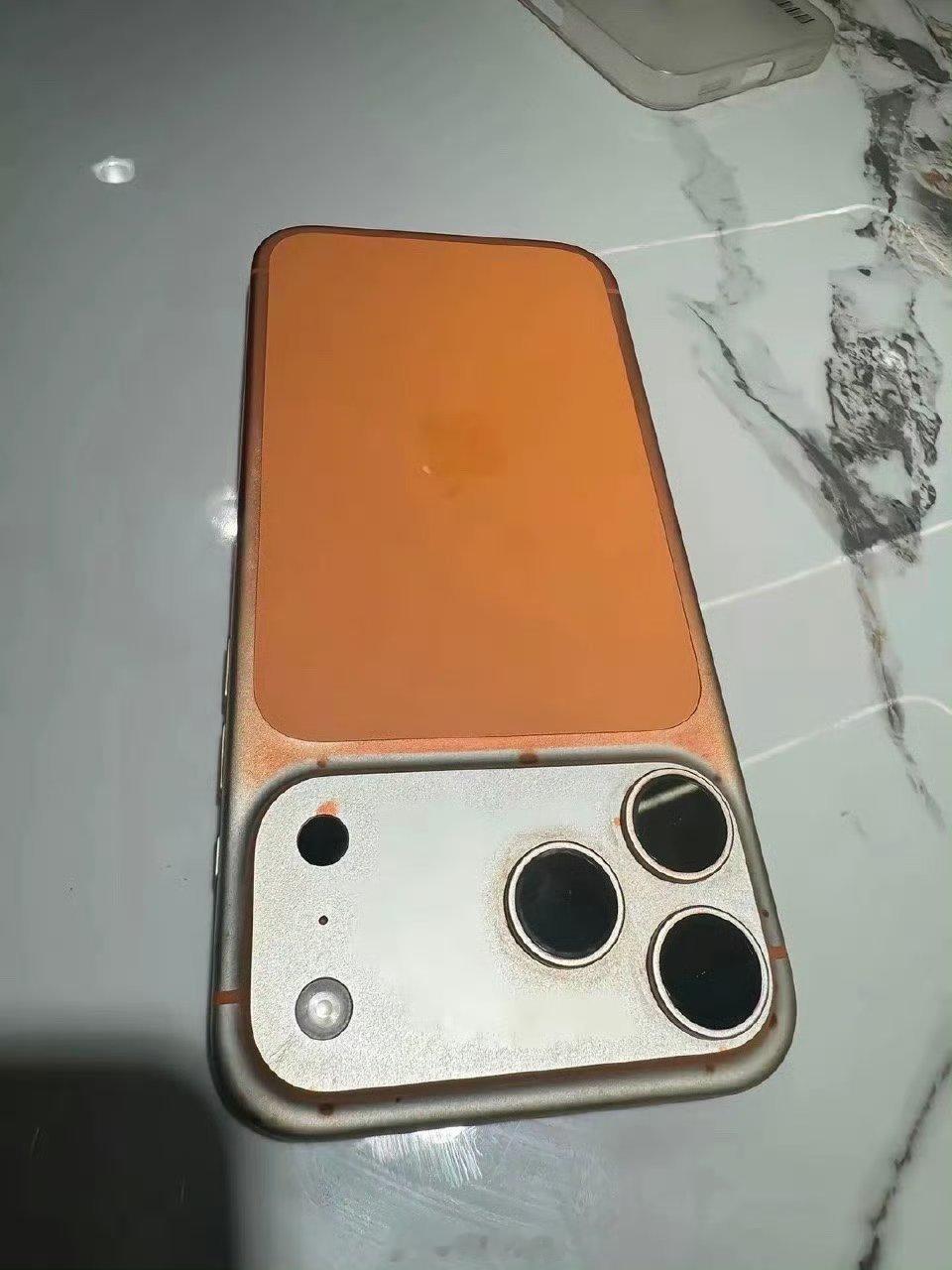 还得是苹果有流量，每天各种掉色话题～今天的更离谱，来了个湿巾擦掉色的。 