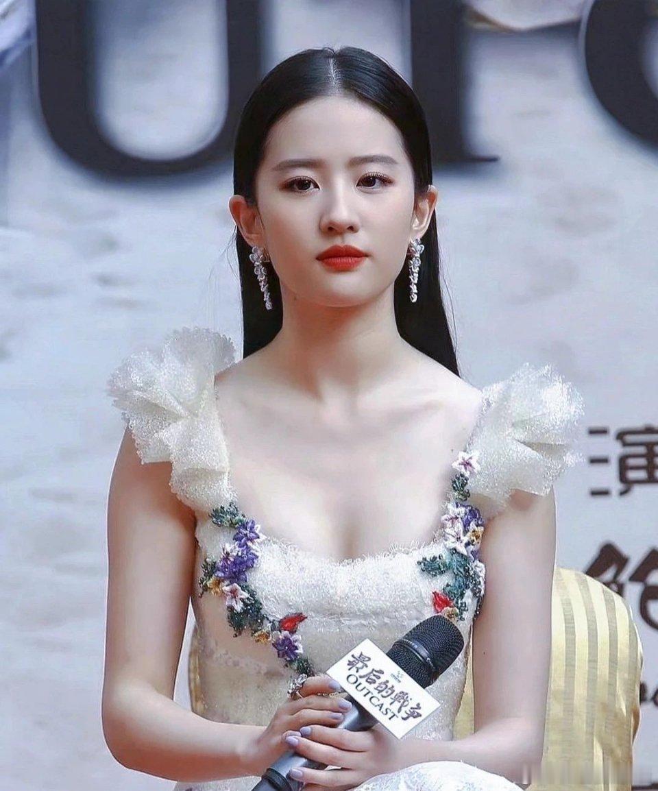 刘亦菲的手臂有这么细嘛[允悲][允悲] ​​​