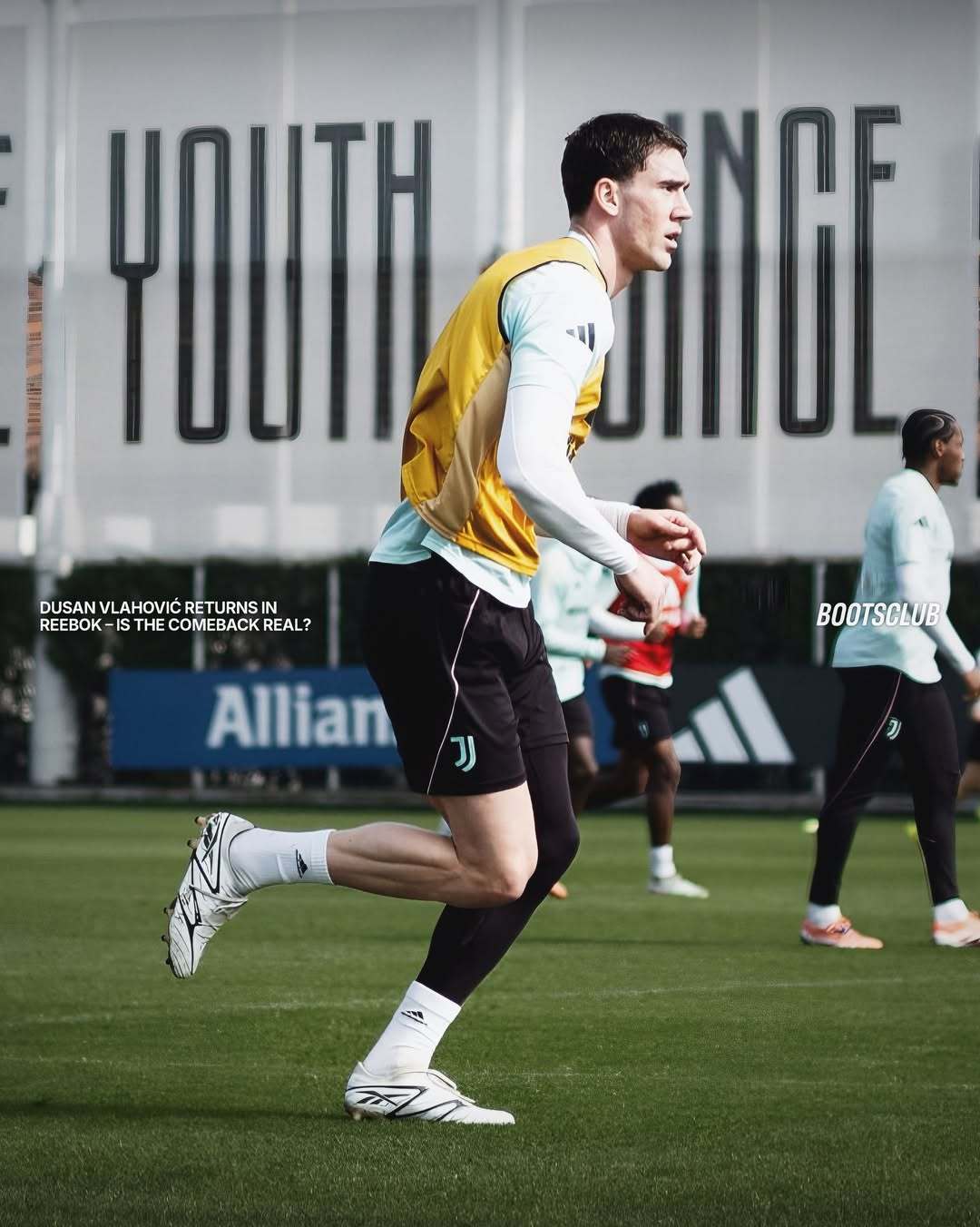 弗拉霍维奇在训练中上脚了一双锐步足球鞋。足球鞋锐步