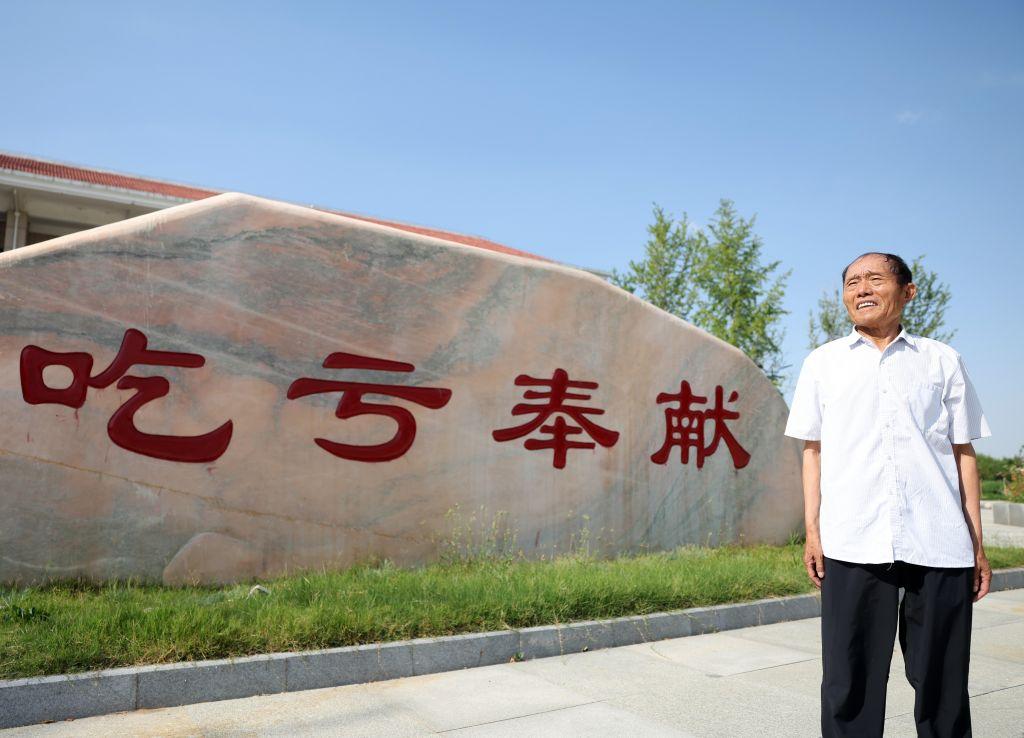 当今社会，最稀缺的是干部甘愿吃亏的为民初心
 
老百姓心里有一杆公平秤，评判干部