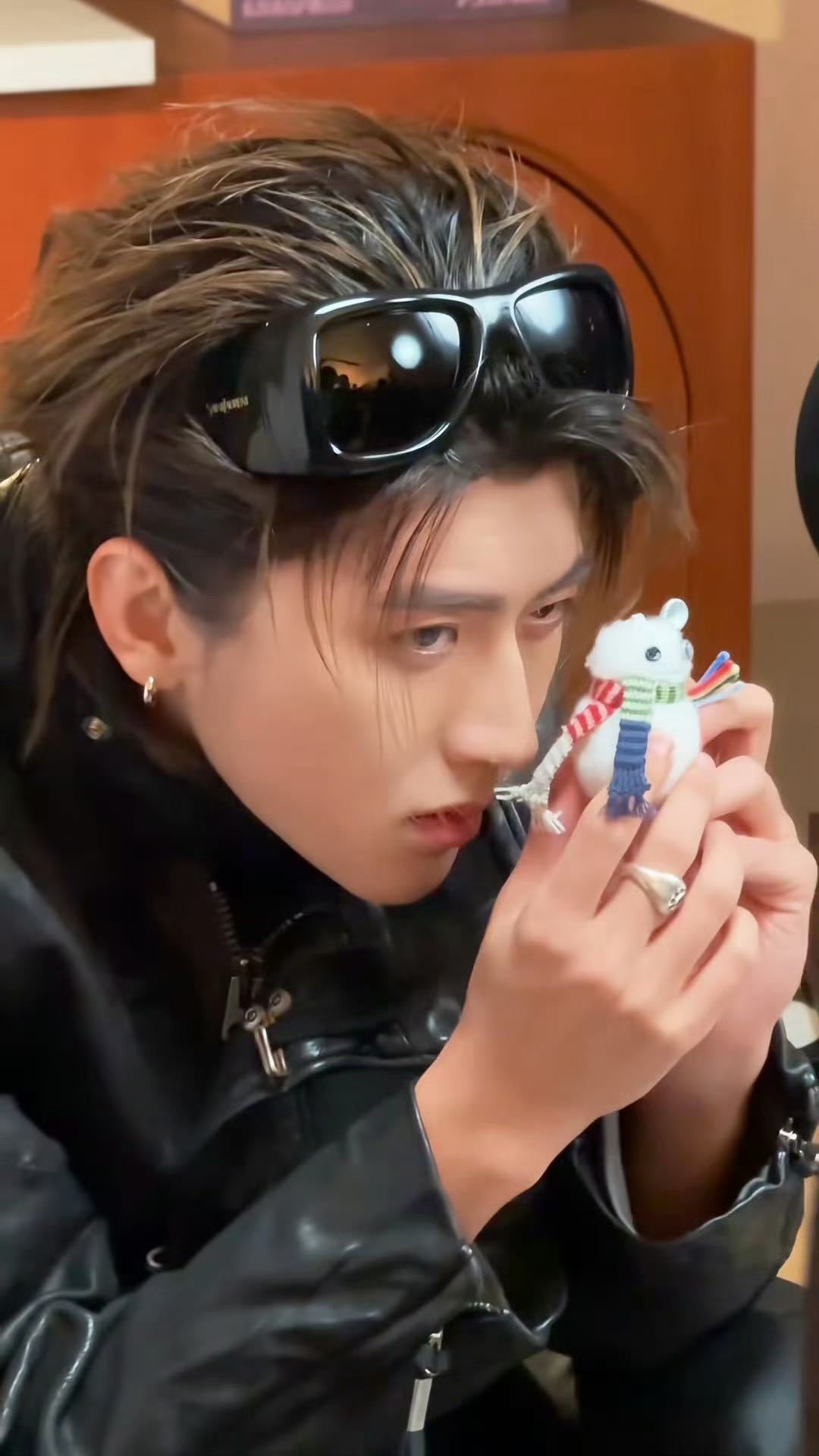 蔡徐坤专辑开箱视频咋整吧专辑开箱视频迎来歌手本人版本🥹这确实是最大的安利，实体