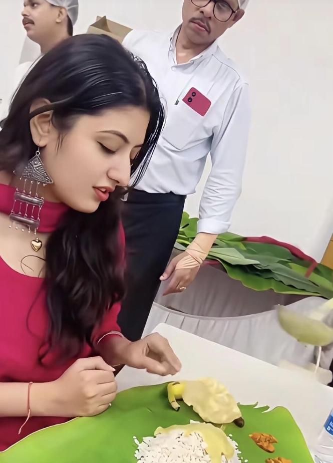 年轻的时候，我也跟着别人一起嘲笑过印度人用手吃饭，觉得又不卫生又邋遢，甚至还跟朋