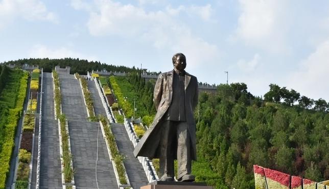 2011年，华国锋陵墓建成，陵园从规划到完工，前后用了2年时间，共花费1200多