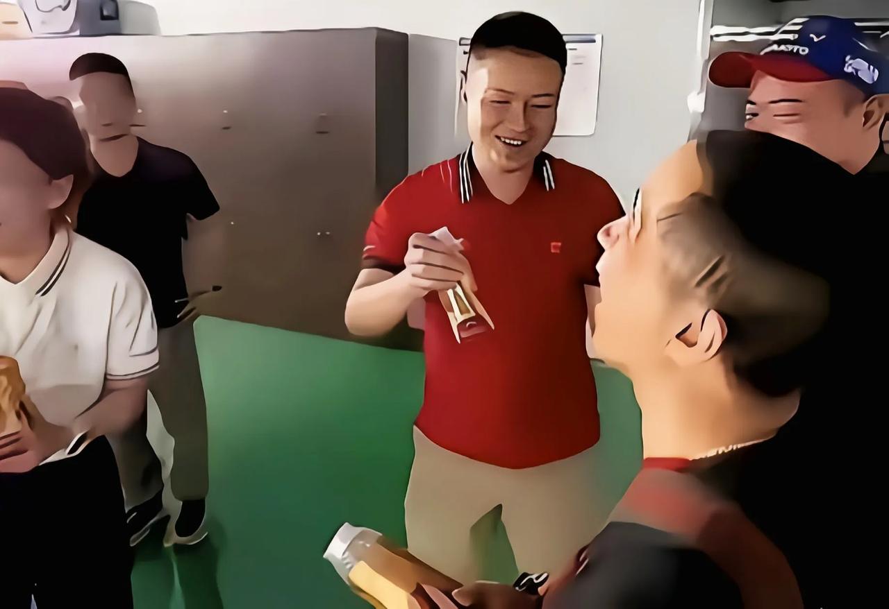 东鹏翻车最的原因，不是创始人从来都不喝，而是消费者的从众心理
说起来，东鹏这次被