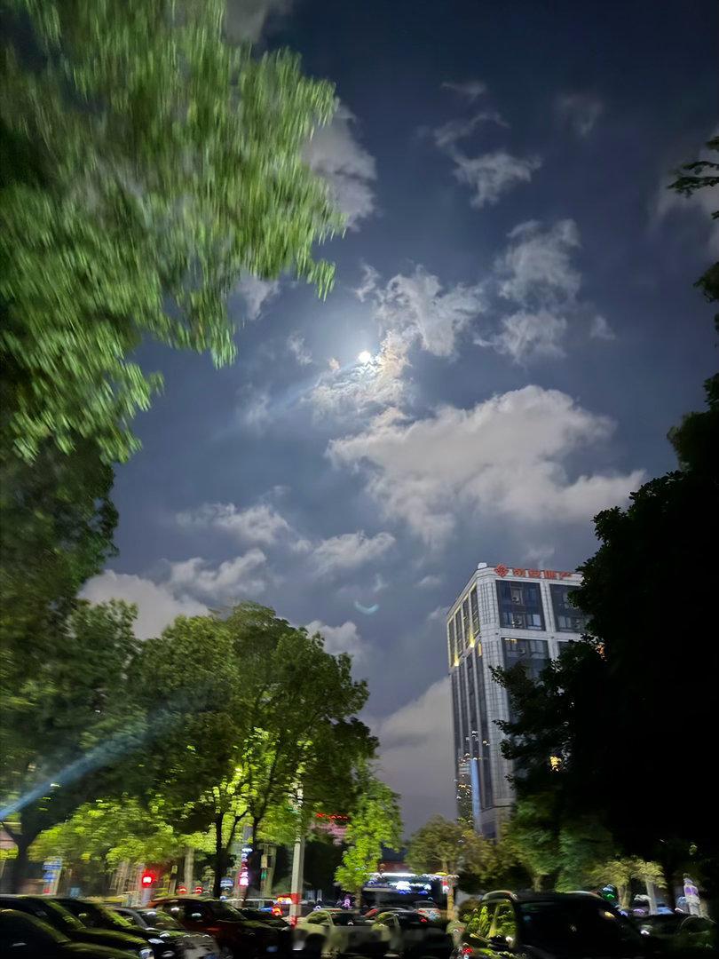 又一个晚上没睡好但是昨晚的月亮好圆好亮本来想发点什么醒来又庆幸自己什么也没发好像