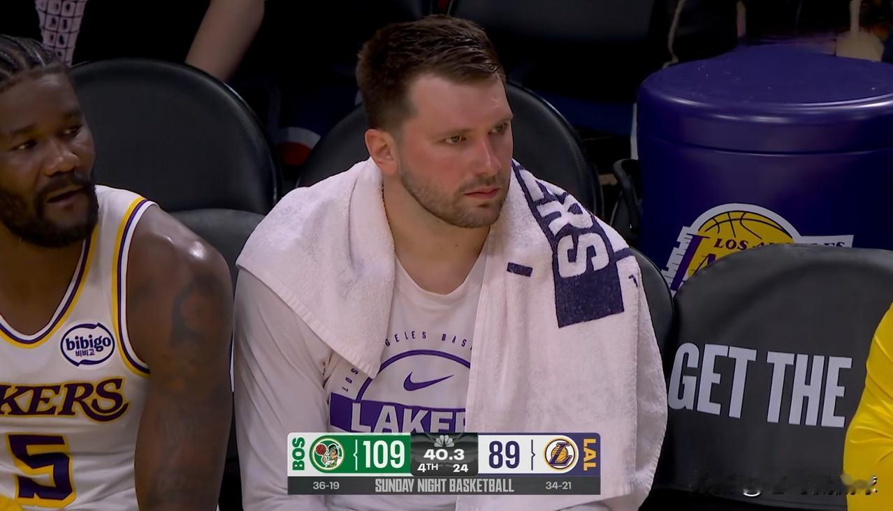 湖人当家球星东契奇真是傻眼了！在今天湖人主场迎战凯尔特人的比赛中，当时比赛进行到