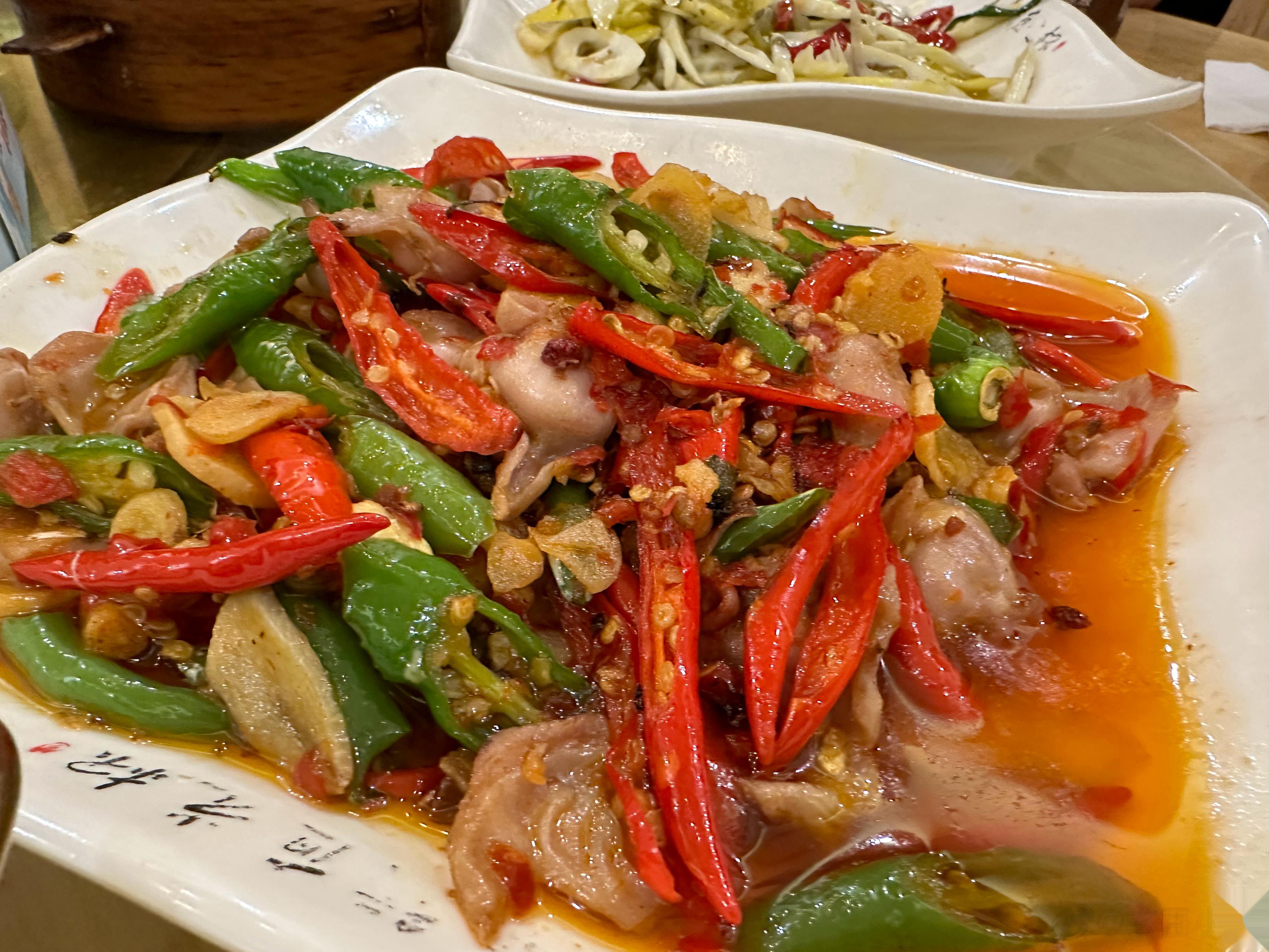 在成都吃饭，不仅吃，更要听，听成都人对美食各抒己见，他们对口味的挑剔是认真的，他