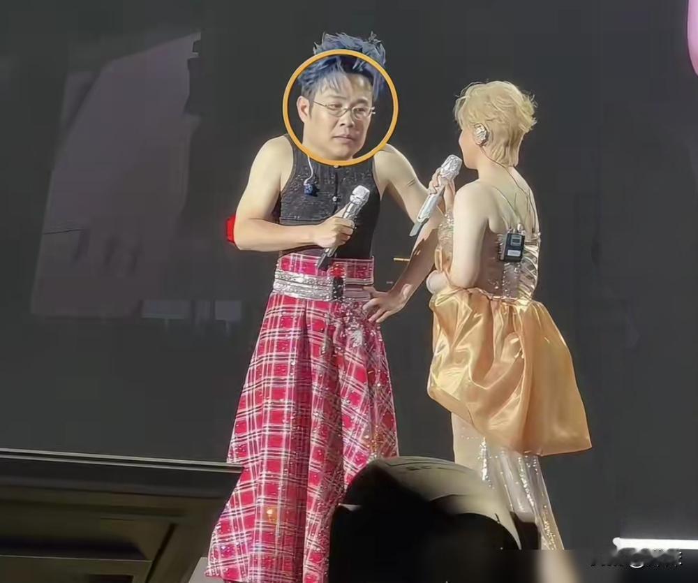 沈春阳当着上万人的面，对小沈阳说：谢谢你，把我的女儿视如己出。

沈春阳当着上万